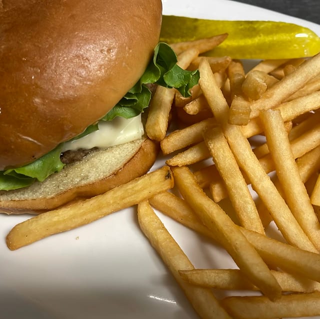 Cheeseburger w/ Fries.