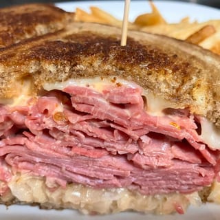 Corned Beef Reuben w/  Fries